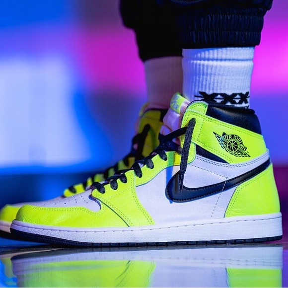 Nike Air Jordan 1 Retro High OG Volt Visionaire - Picture 2 of 10